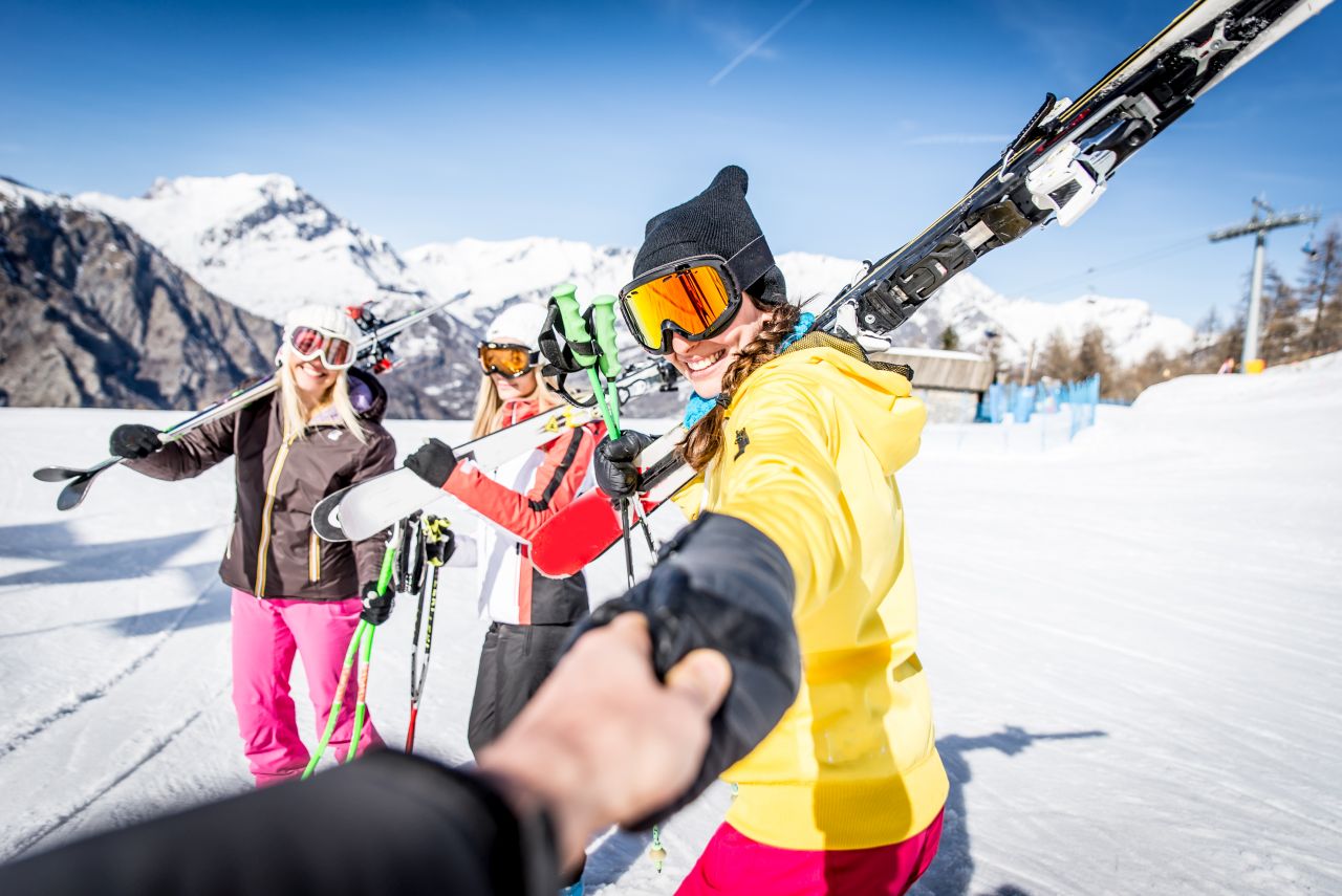 Gdzie nauczyć się jazdy na nartach u podnóża Alp?