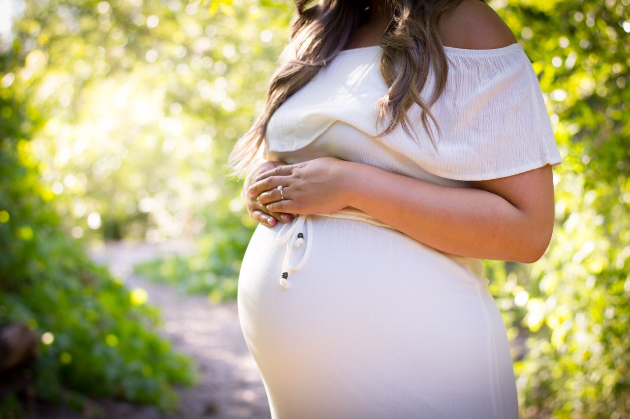 Odzież ciążowa – co warto mieć w szafie?