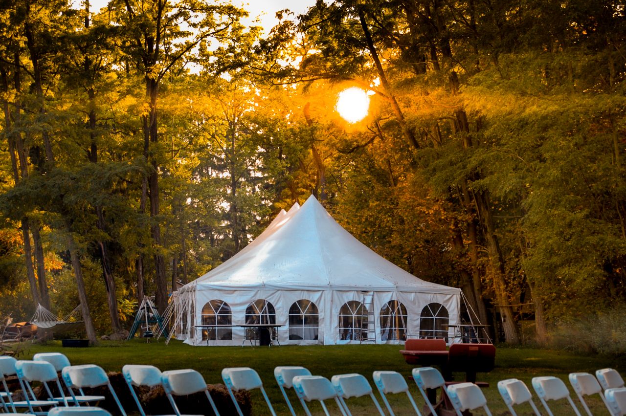 Jak konstruowane są namioty eventowe?