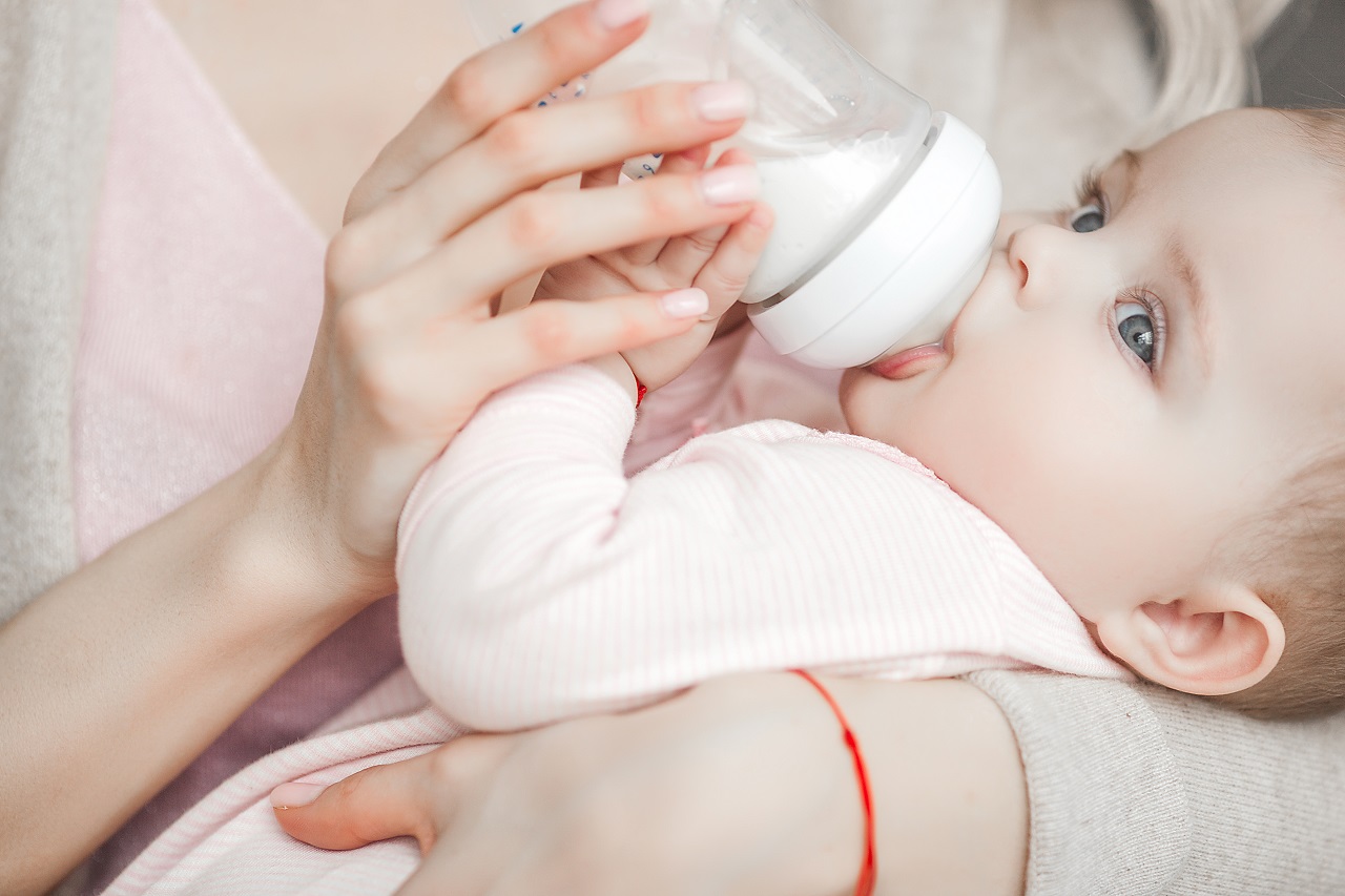 Jak zadbać o odpowiednie karmienie noworodka przy problemach z laktacją?