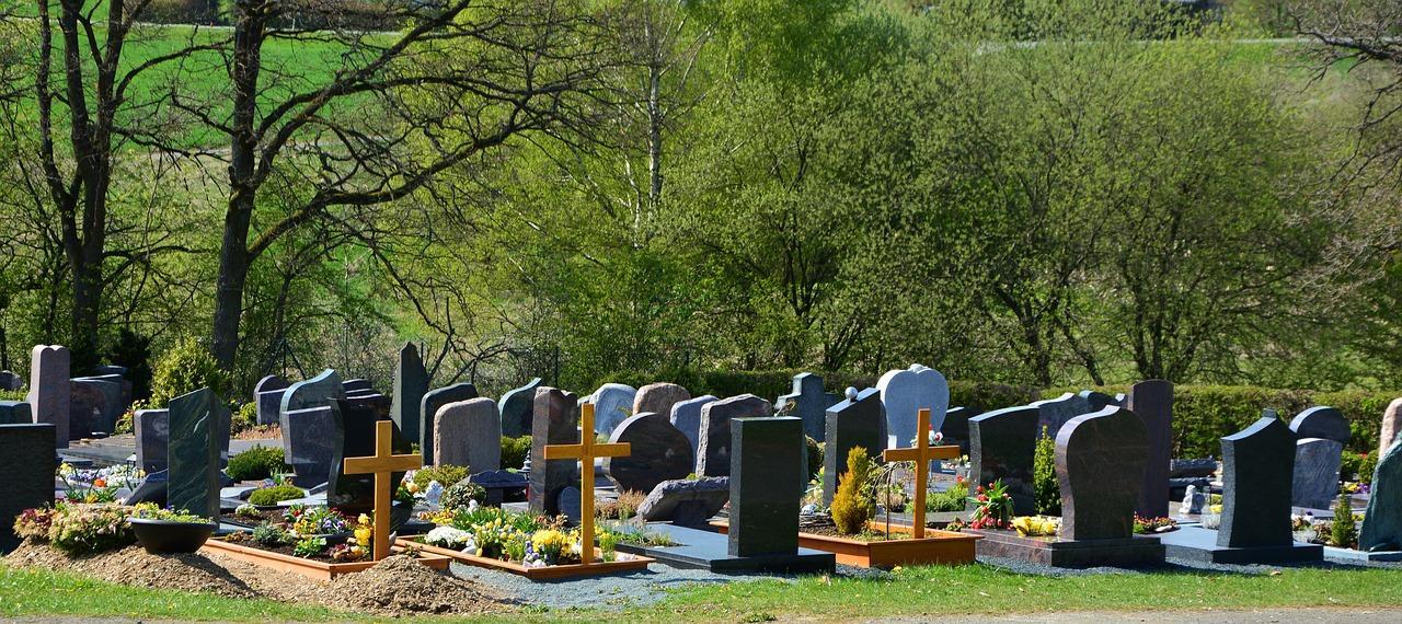 Wymiana rodzinnego pomnika na cmentarzu – co musi się na nim znaleźć?