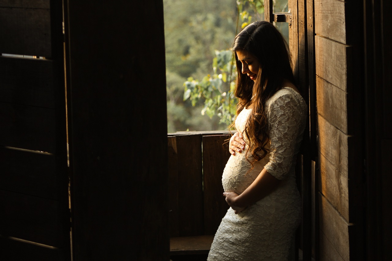 Niebanalne pomysły na sesję ciążową – jak stworzyć idealne zdjęcia?
