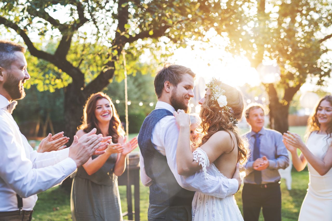 Jak zaaranżować udany ślub i wesele w plenerze?
