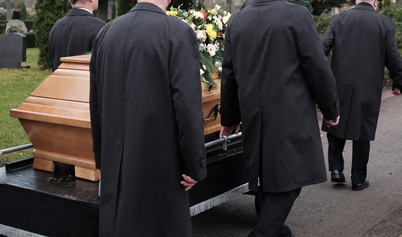 Organizacja pogrzebu – o jakich kwestiach warto pamiętać