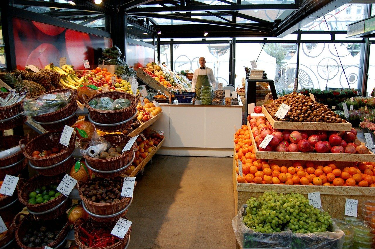 Dostawy świeżych warzyw i owoców – w jakich branżach są one szczególnie istotne?