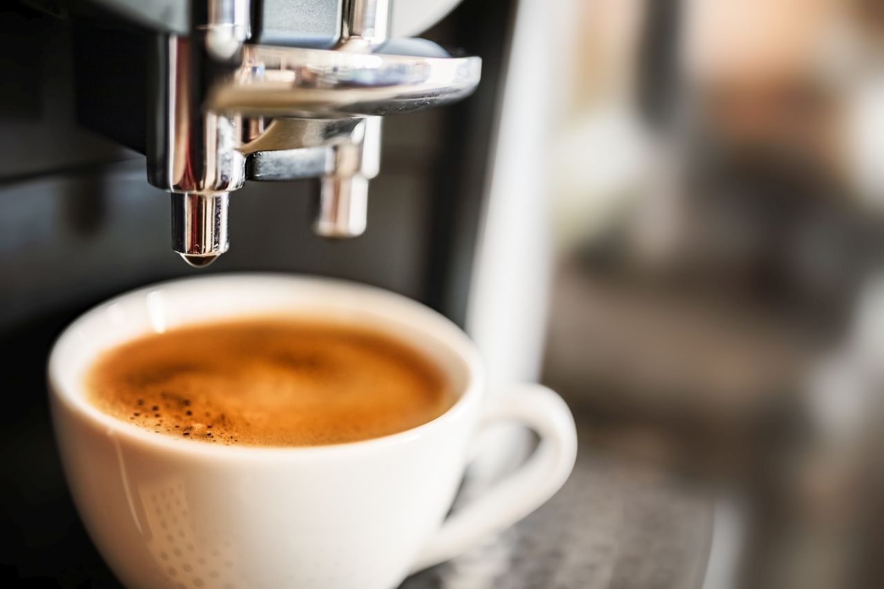Ekspresy do kawy – w jakie cechy i funkcje są one wyposażone?